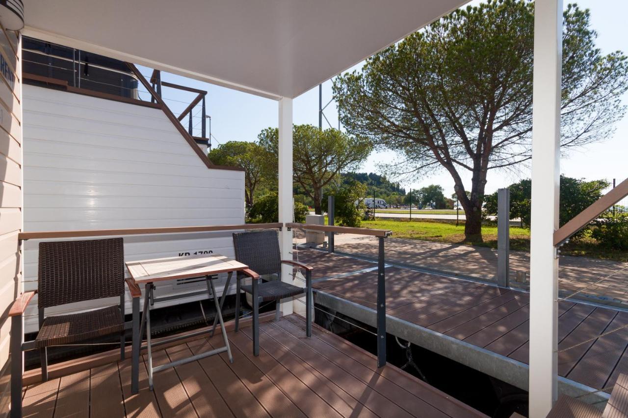 Apartment Bamboo Floating House *