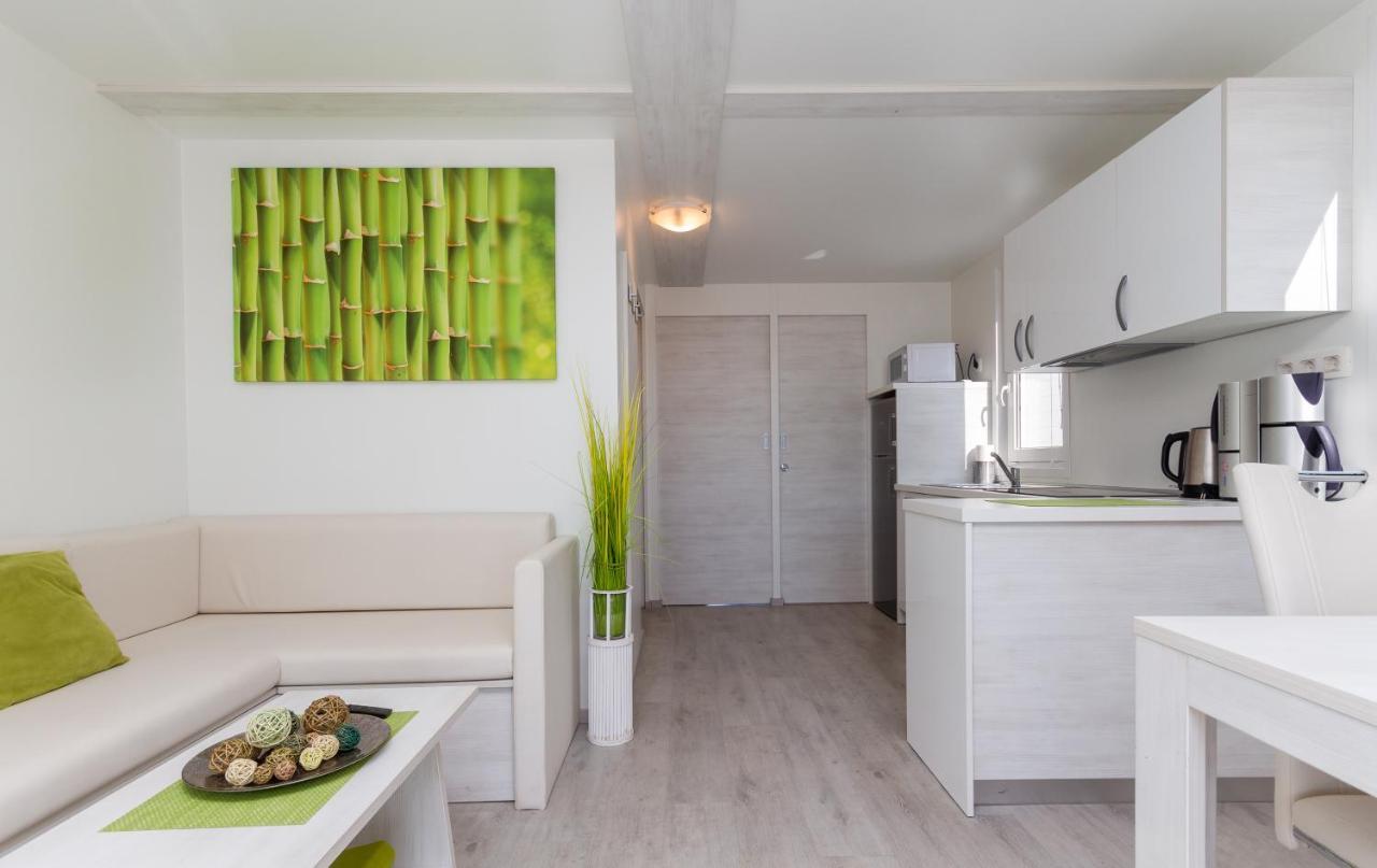 Apartment Bamboo Floating House *